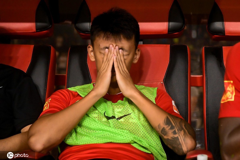 悲痛万分!深圳降级后球员痛哭