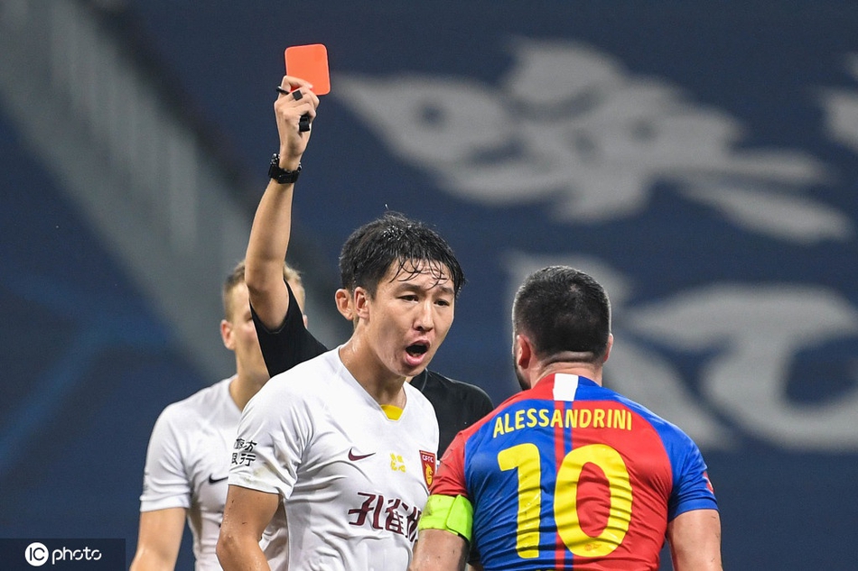 亚历山德里尼被红牌罚下