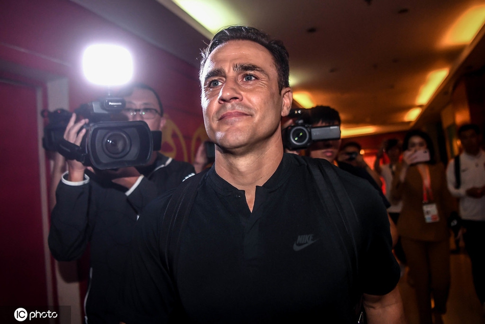 卡纳瓦罗赛后面带微笑离开球场