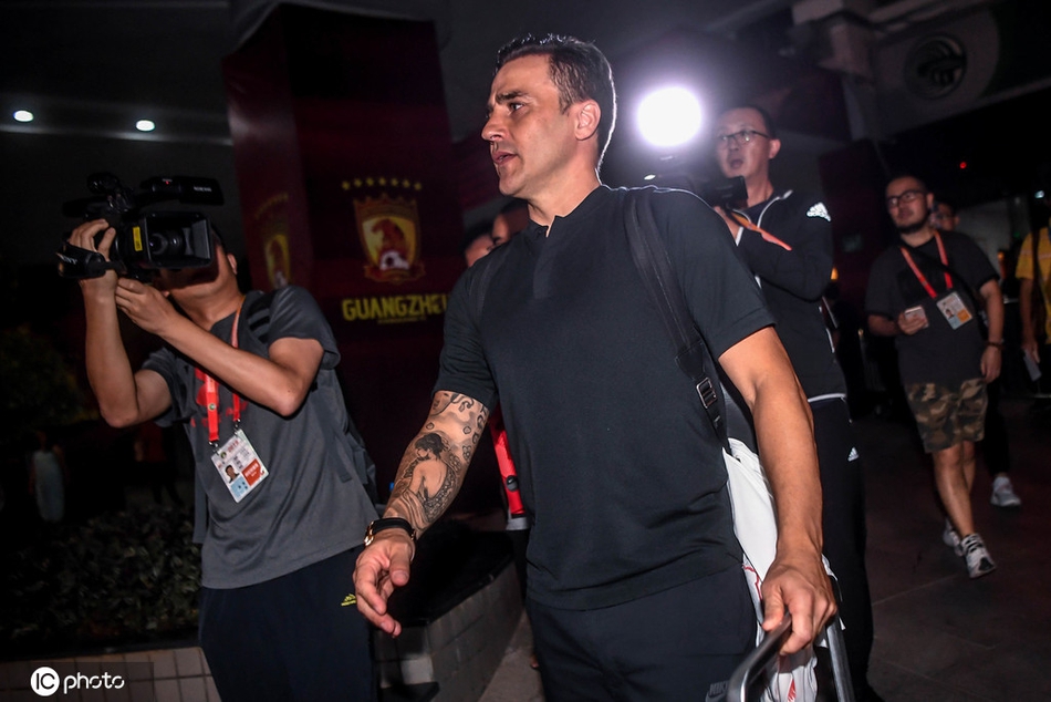 卡纳瓦罗赛后面带微笑离开球场