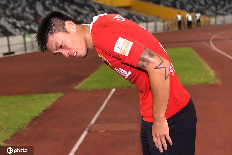 悲痛万分!深圳降级后球员痛哭