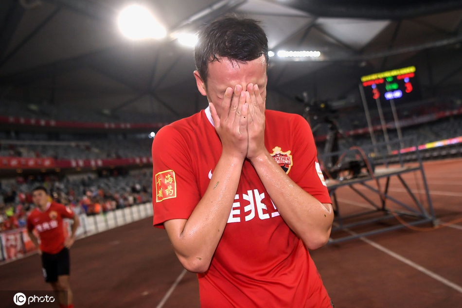 悲痛万分!深圳降级后球员痛哭