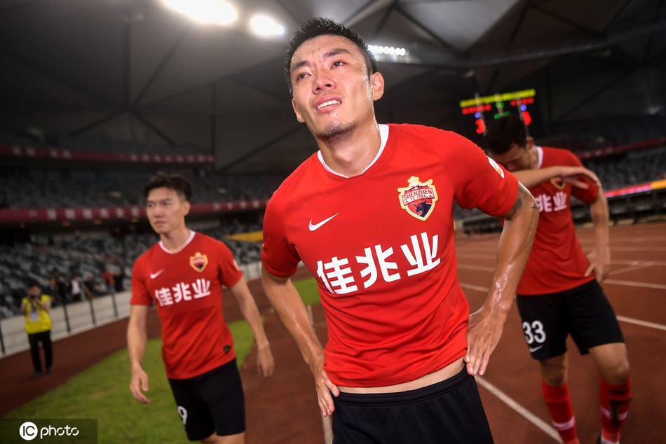悲痛万分!深圳降级后球员痛哭