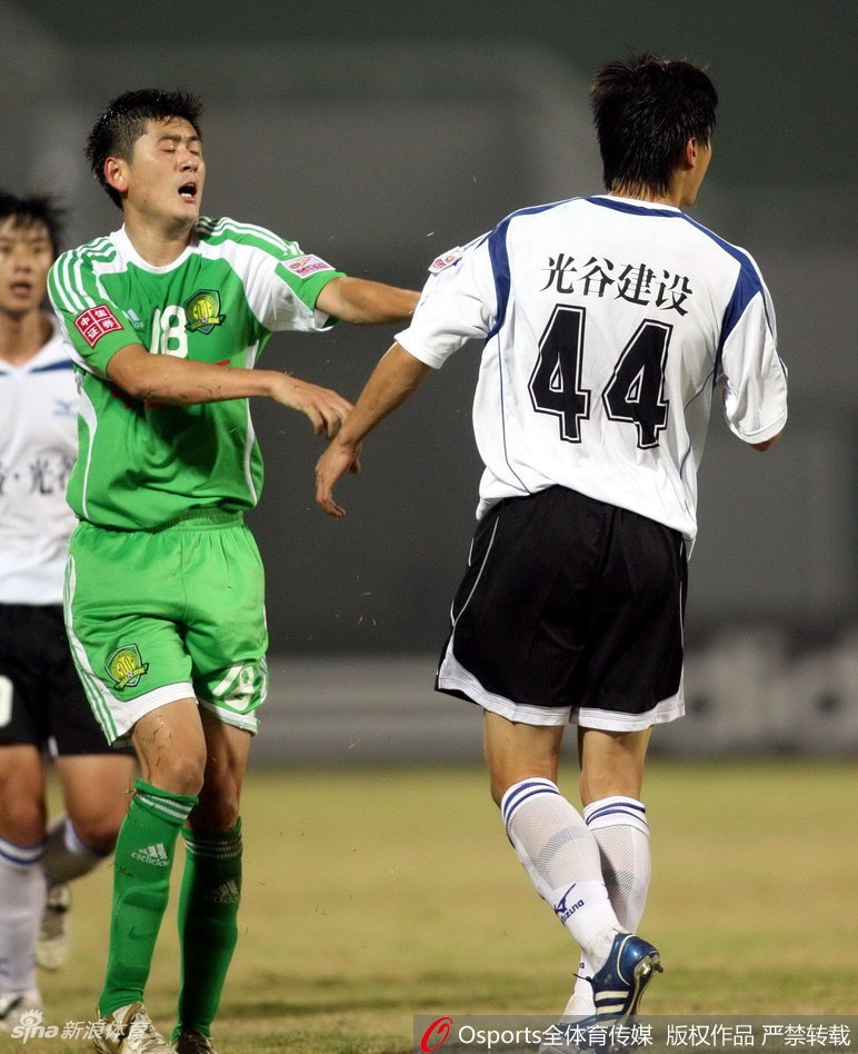 二人事后都被停赛8场 武汉光谷愤怒的退出中超联赛