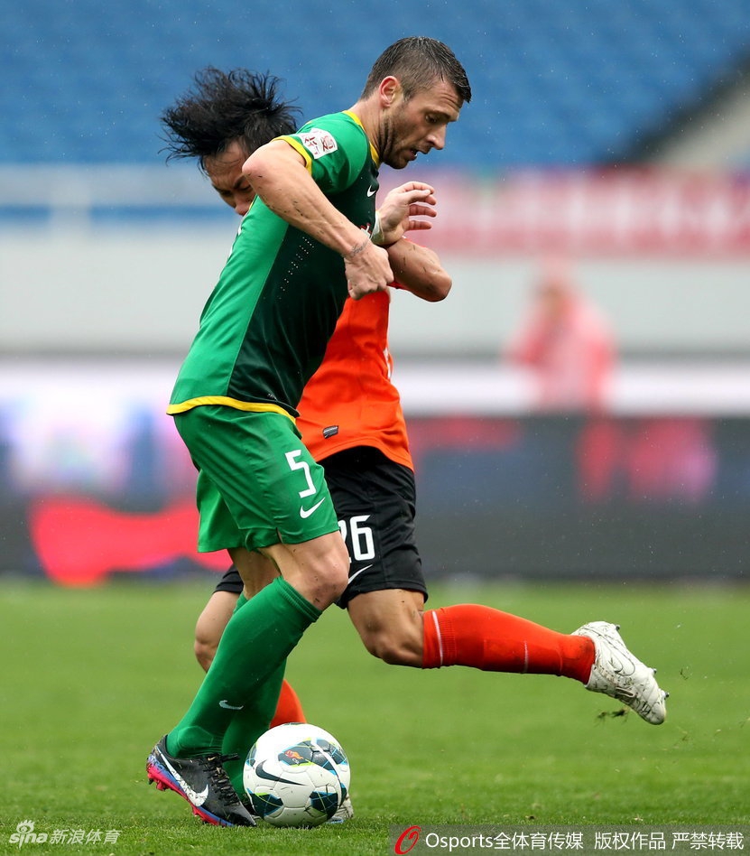 柯钊连续恶意猛踢马季奇小腿