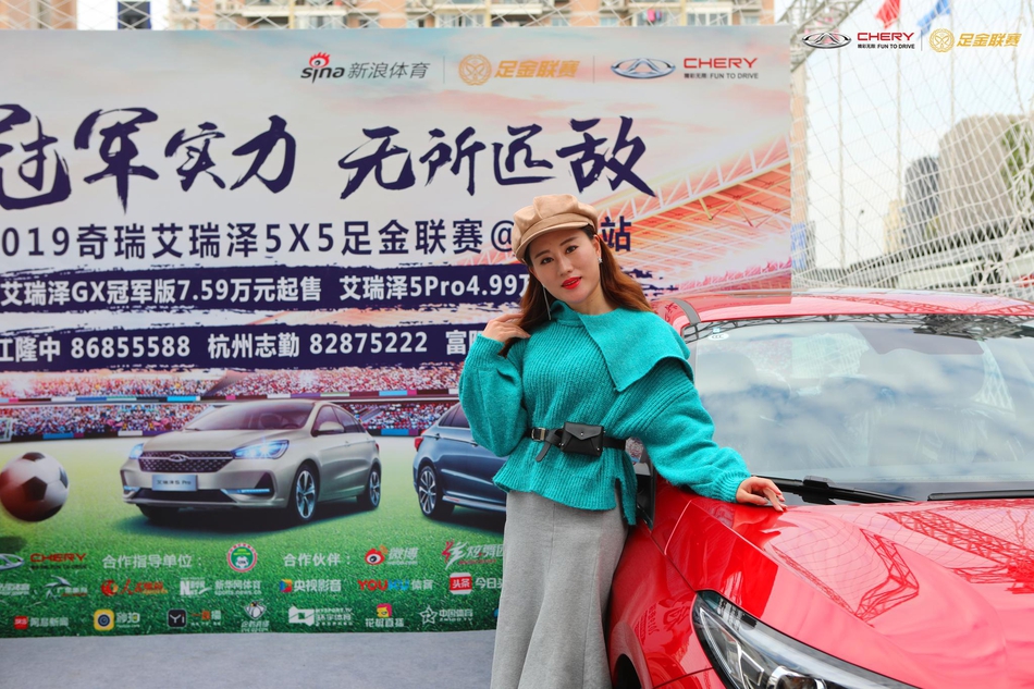 高贵优雅!美女网红合影奇瑞汽车