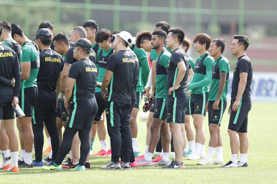 阿兰认真听训前会议