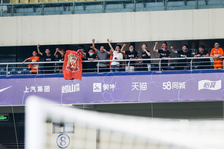 卓尔球迷入场为球队助威