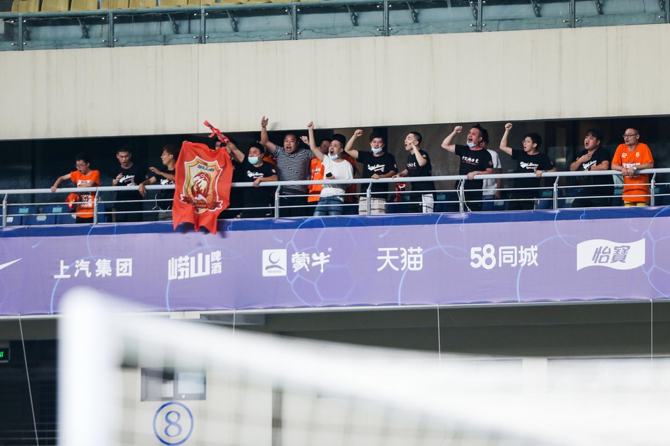 卓尔球迷入场为球队助威