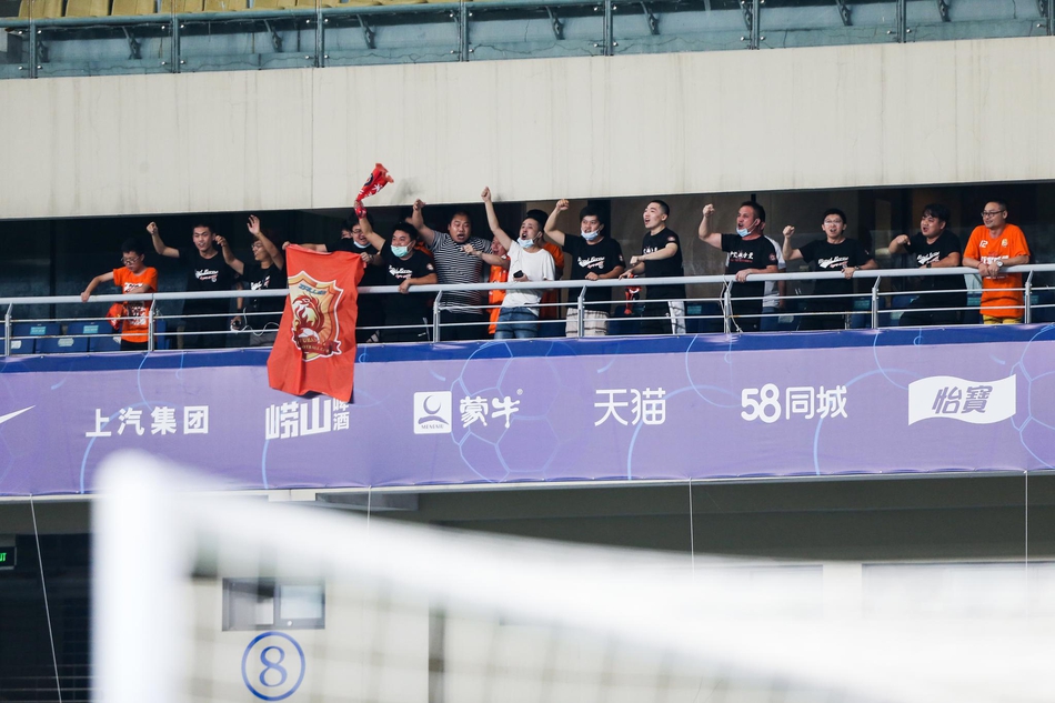 卓尔球迷入场为球队助威