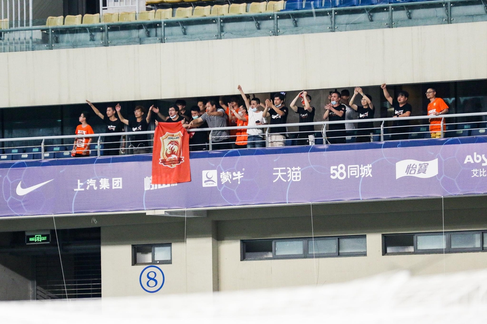 卓尔球迷入场为球队助威