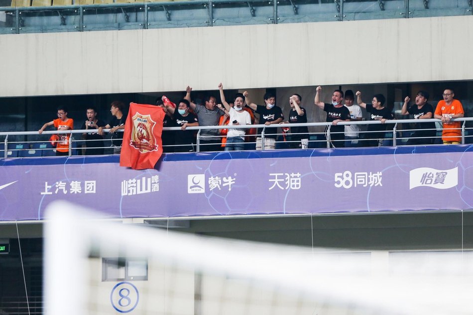 卓尔球迷入场为球队助威