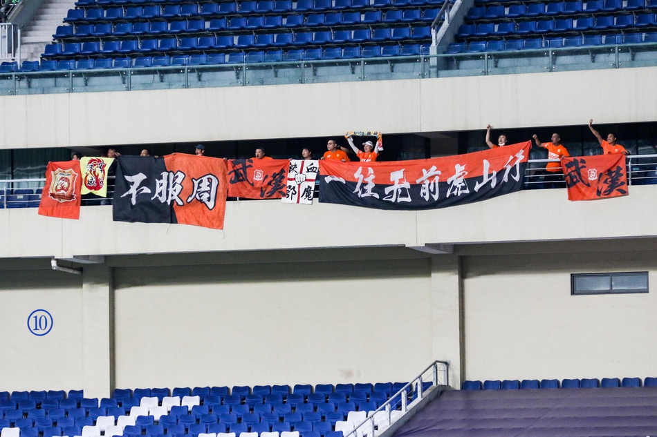 卓尔球迷入场为球队助威