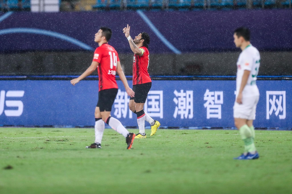 [中超]上海上港2-1青岛黄海