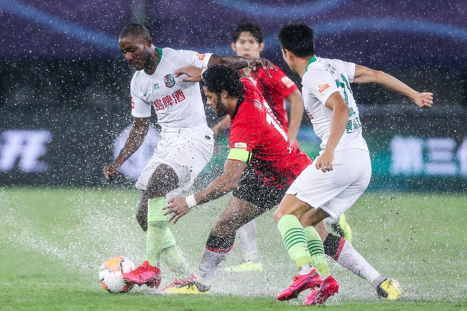 [中超]上海上港2-1青岛黄海