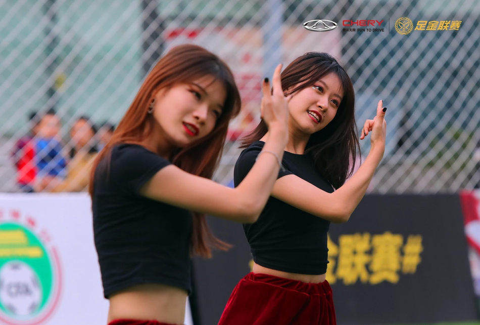 青春靓丽!啦啦队美女舞动杭州