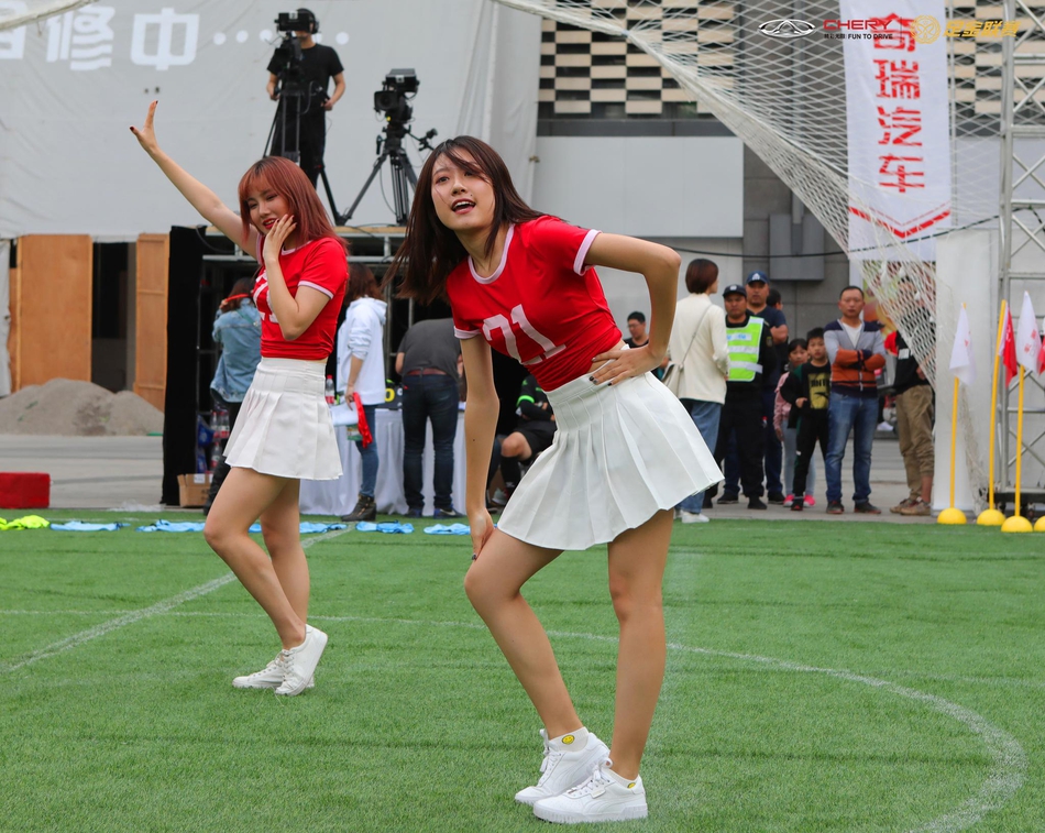 青春靓丽!啦啦队美女舞动杭州