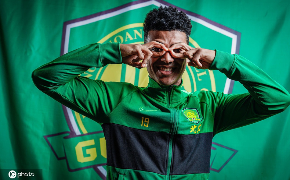 阿兰领衔北京国安众将拍摄创意写真