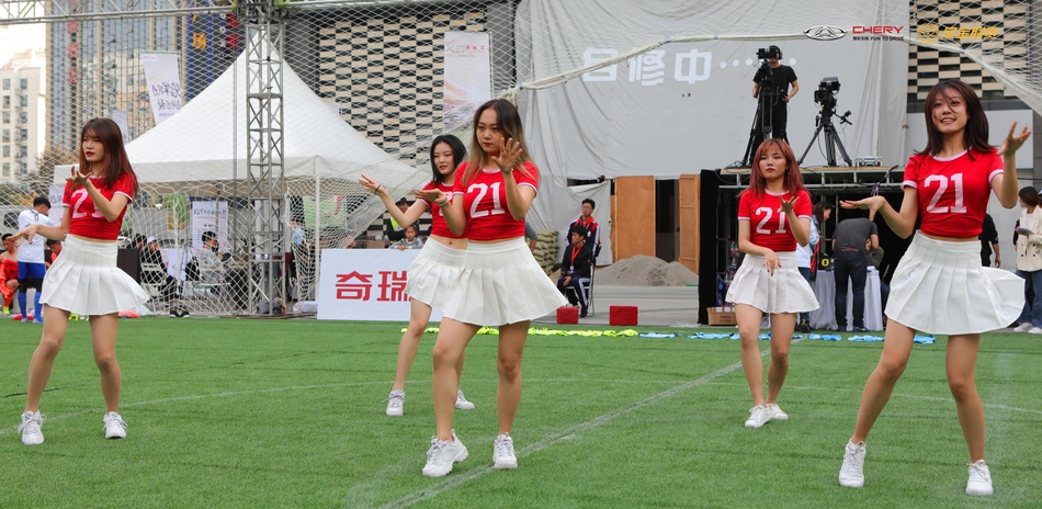 青春靓丽!啦啦队美女舞动杭州