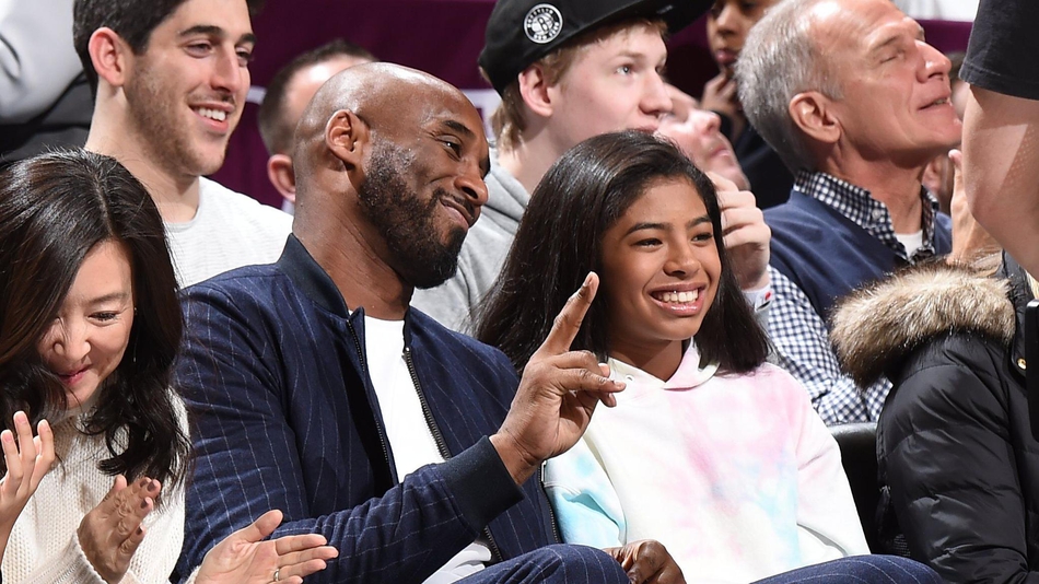 科比现身篮网主场看球 携爱女一同观战爱意满满