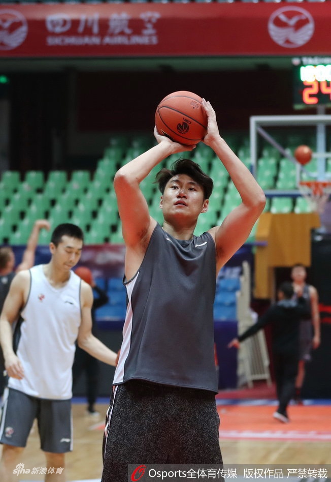 冲击9连胜！北京赛前积极训练 氛围轻松