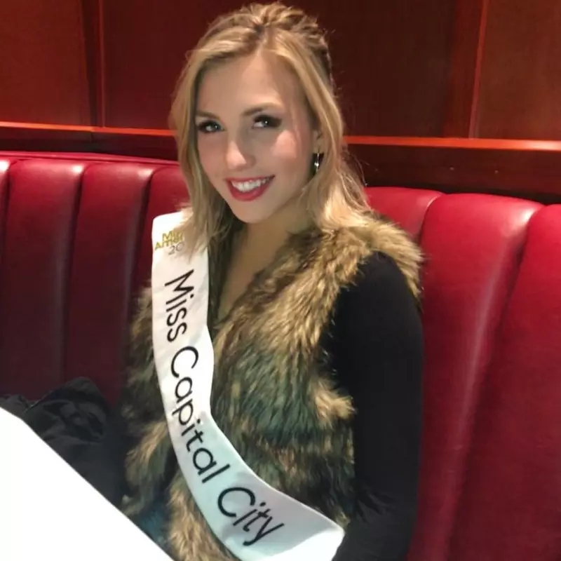 美艳步行者啦啦队员身材绝佳 身为管理学高材生才貌双全