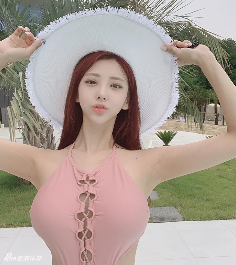 网红美女身着泳装身材傲人