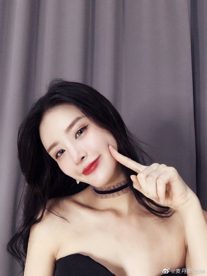 深圳啦啦队小花麦丹娜甜美私房照 是恋爱的感觉！