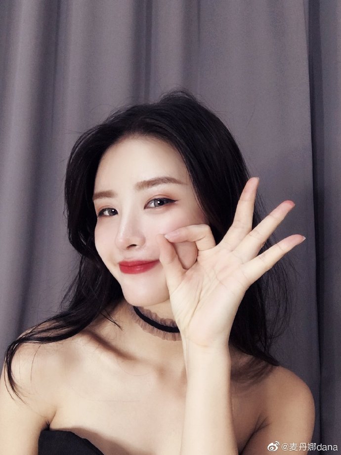 深圳啦啦队小花麦丹娜甜美私房照 是恋爱的感觉！