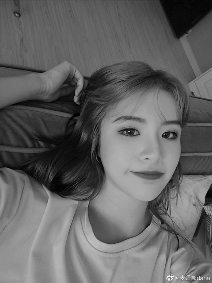 深圳啦啦队小花麦丹娜甜美私房照 是恋爱的感觉！