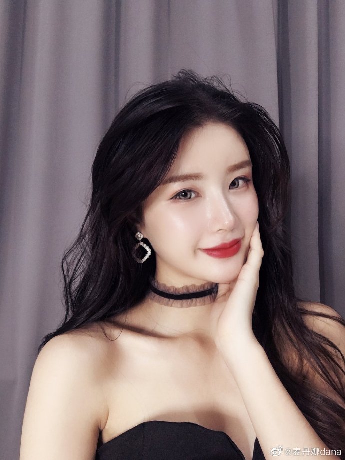 深圳啦啦队小花麦丹娜甜美私房照 是恋爱的感觉！