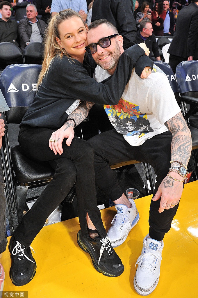 维密超模现身湖人主场 与老公又亲又搂秀恩爱撒狗粮