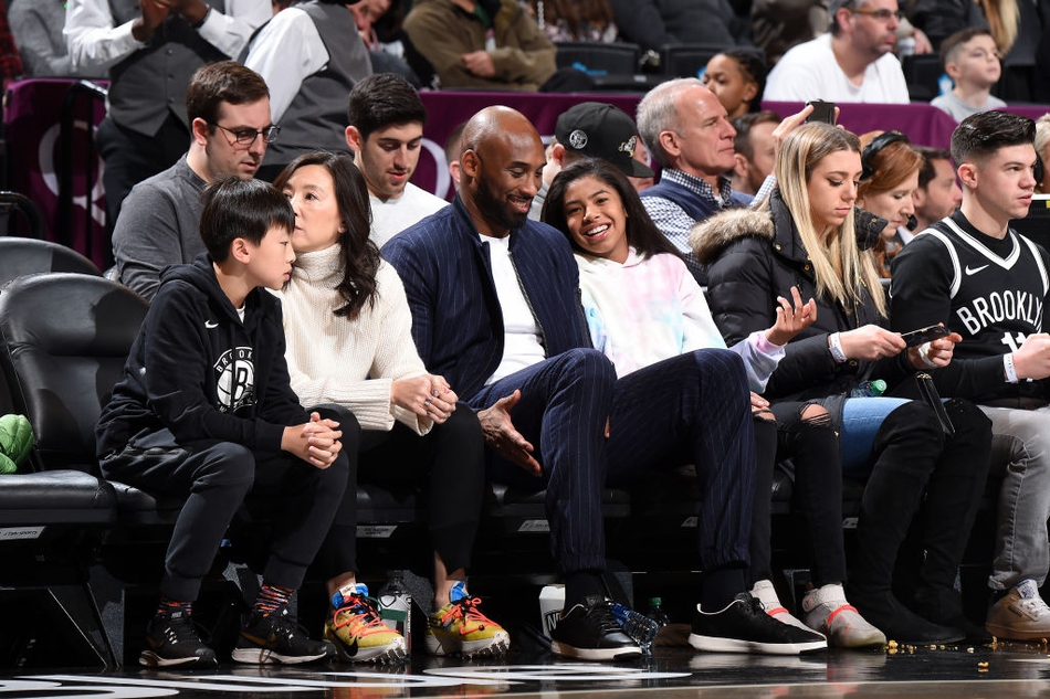 科比现身篮网主场看球 携爱女一同观战爱意满满