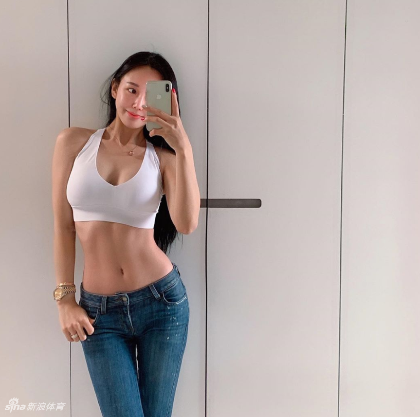 网红美女倒地完美身材若隐若现