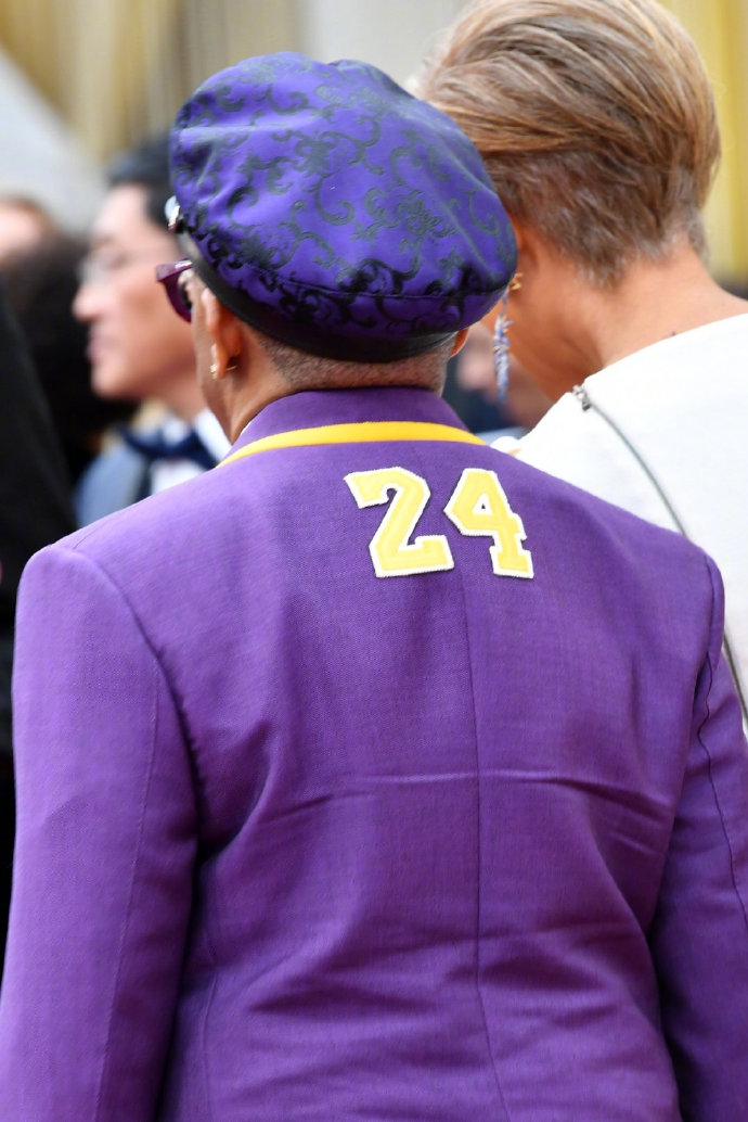 好莱坞大导演斯帕克-李身着科比主题紫金西装致敬逝者 曾偷拍科比