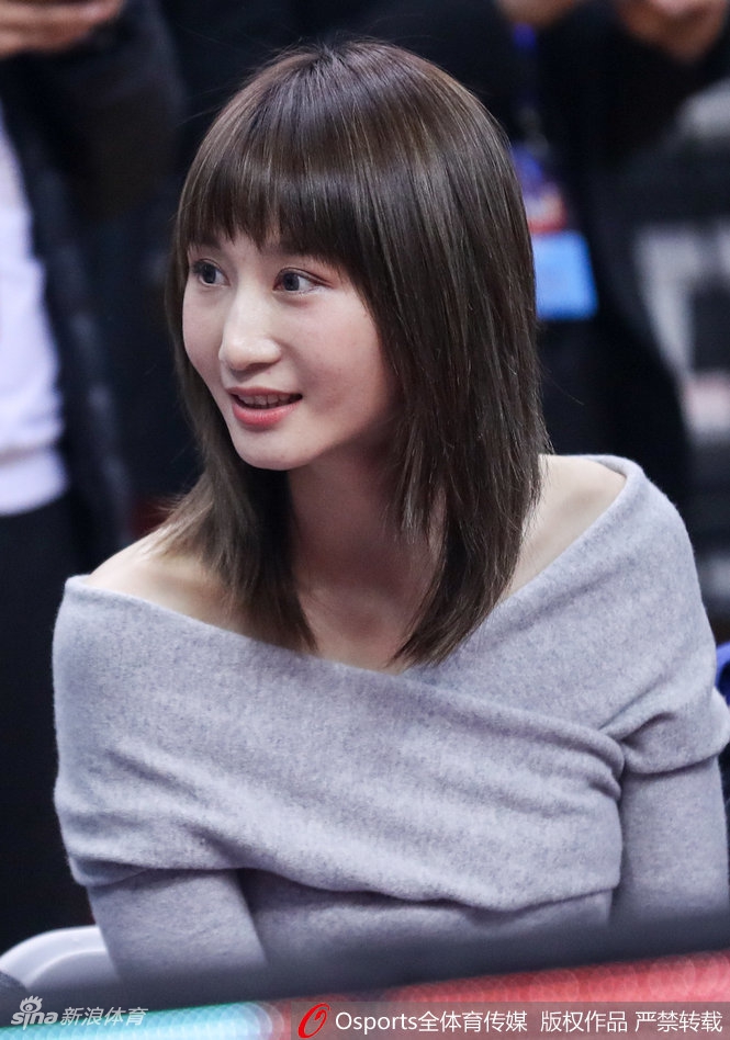 周鹏爱妻现场观战全明星露香肩