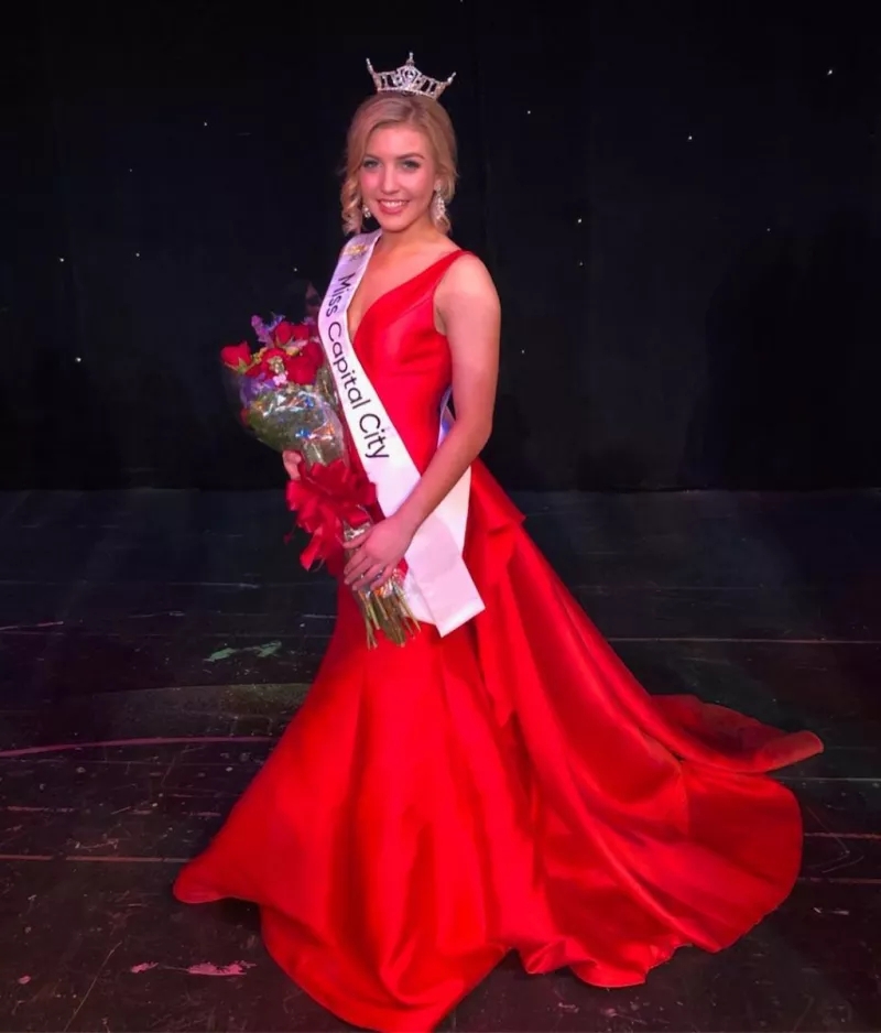 美艳步行者啦啦队员身材绝佳 身为管理学高材生才貌双全