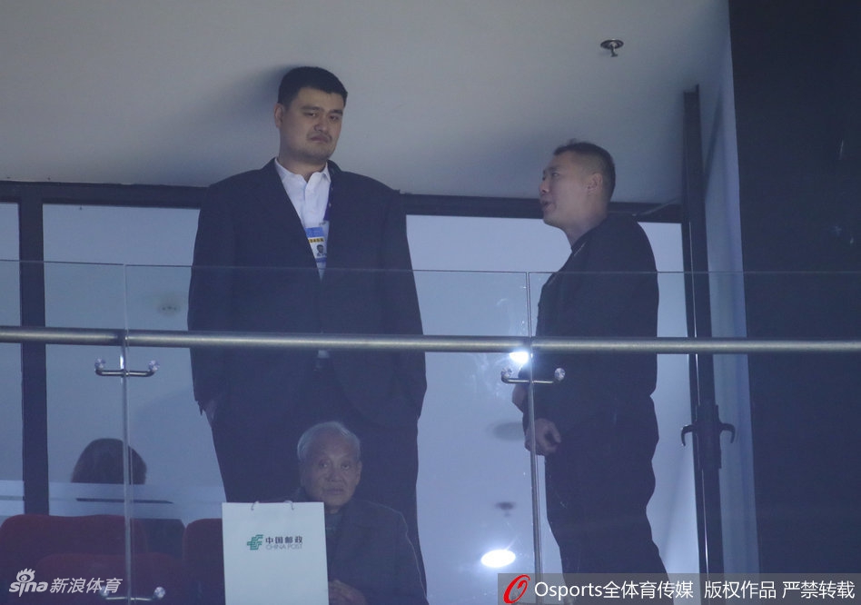 顶天立地的男子汉！姚明现场看球头顶天花板