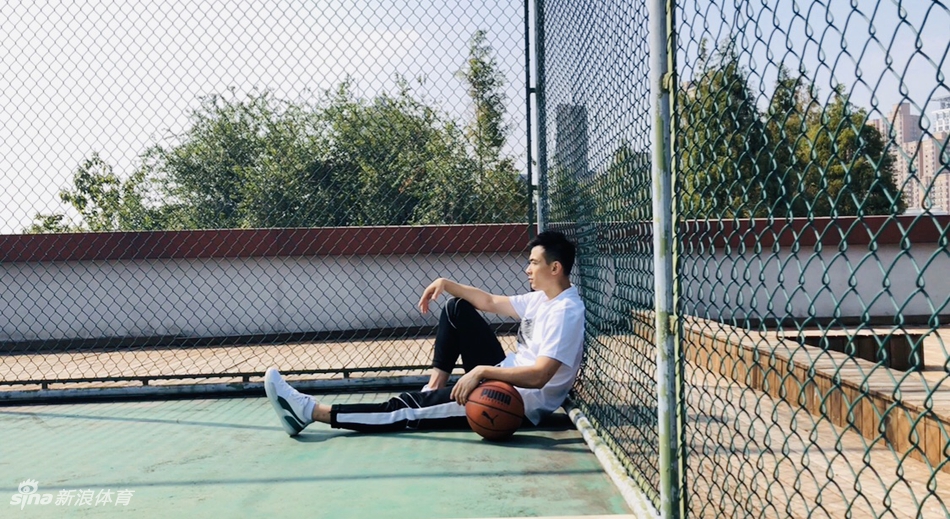 赵继伟全新帅照仿若邻家少年