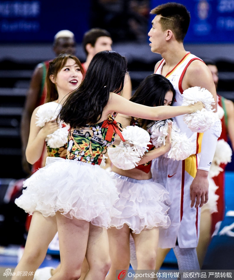 郭艾伦惨遭性感篮球宝贝“围攻”