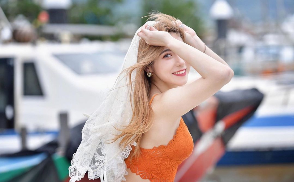 运动少女甜美可人 气质优雅身材婀娜