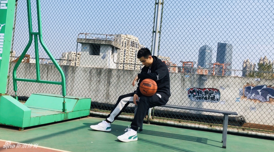 赵继伟全新帅照仿若邻家少年