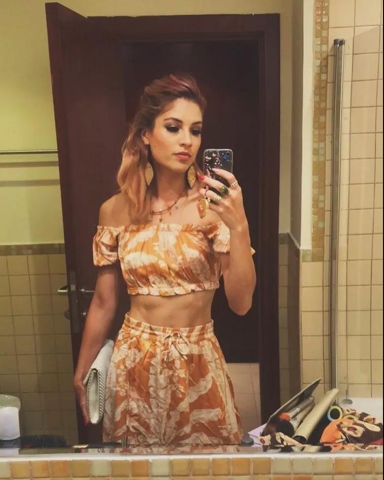 鹈鹕啦啦队员酷爱玩鹰！舞姿妖艳动人，一袭圣诞红装身材显露无疑