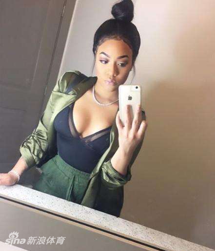 AI晒出爱女靓照祝其生日快乐 25岁满满成熟女人范儿