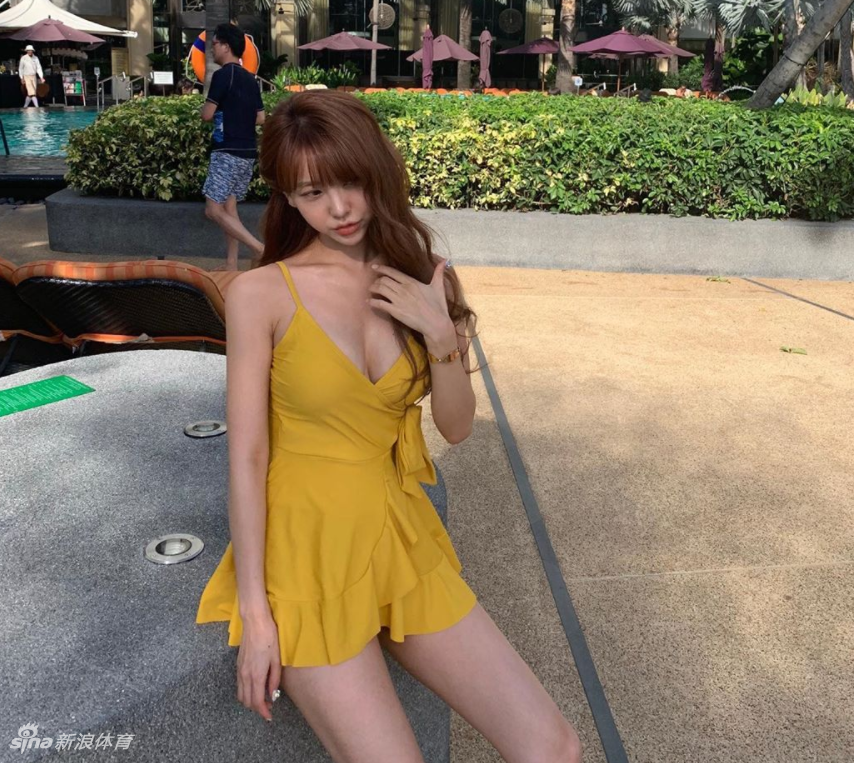 网红美女身着泳装身材傲人