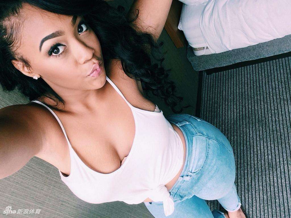 AI晒出爱女靓照祝其生日快乐 25岁满满成熟女人范儿