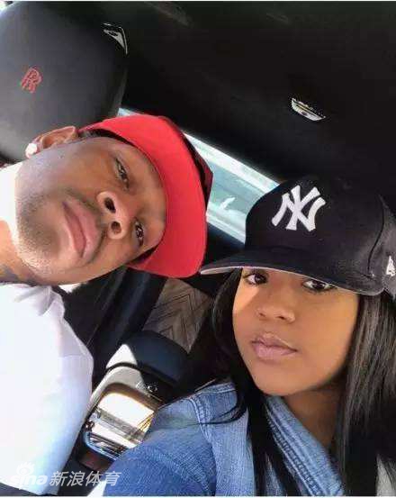 AI晒出爱女靓照祝其生日快乐 25岁满满成熟女人范儿