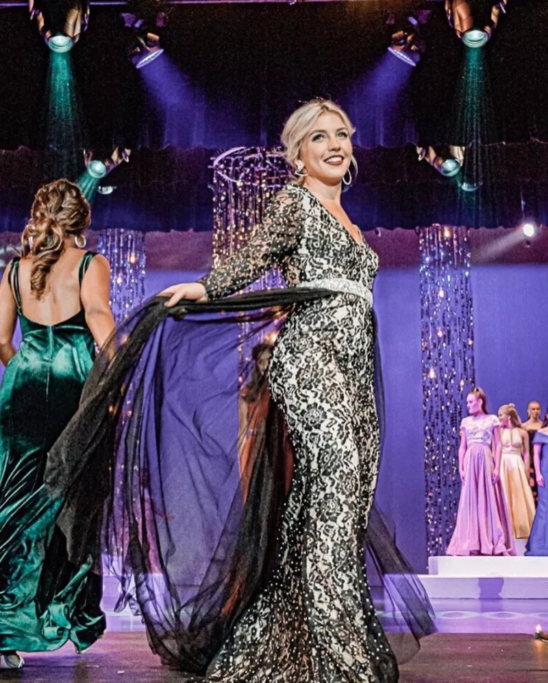 美艳步行者啦啦队员身材绝佳 身为管理学高材生才貌双全