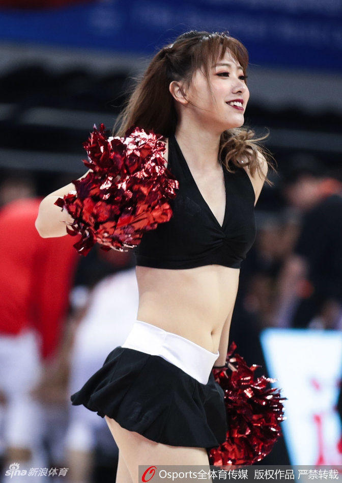 郭艾伦惨遭性感篮球宝贝“围攻”