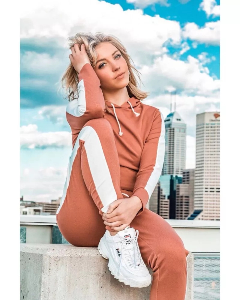 美艳步行者啦啦队员身材绝佳 身为管理学高材生才貌双全